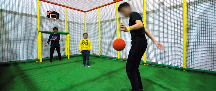 Campo de fútbol y baloncesto